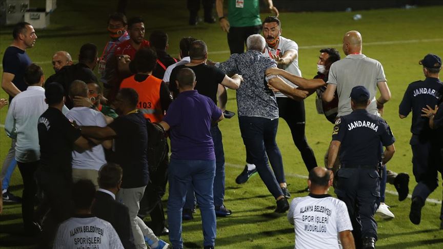 Alanyaspor-Trabzonspor maçı sonunda yöneticiler ve kulüp çalışanları arasında arbede çıktı