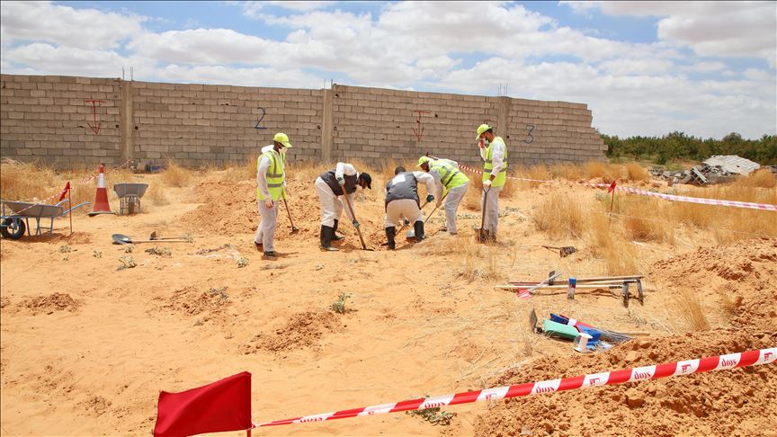 Libya: Anadolu Agency monitors mass grave exhumation