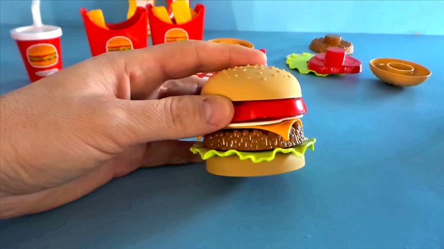 Çocuklar 'fast food'un oyuncağından da uzak tutulmalı