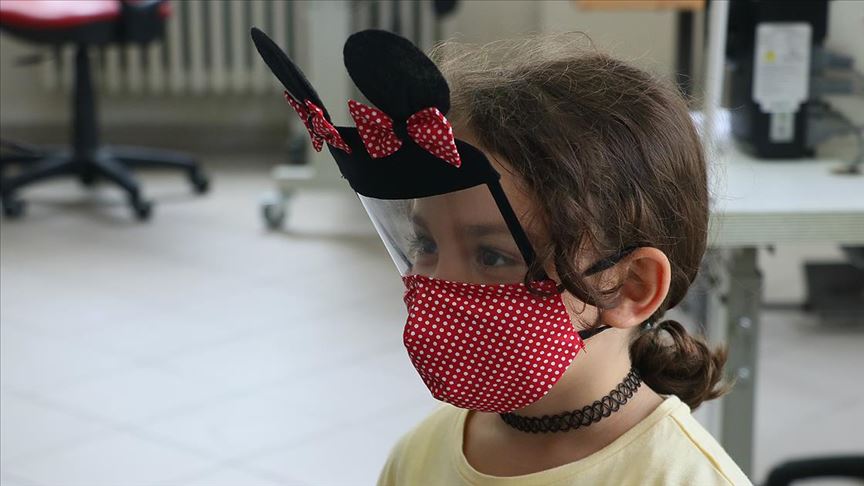 Çocuklara kendilerini 'kahraman' hissettiren maskeler tasarladılar