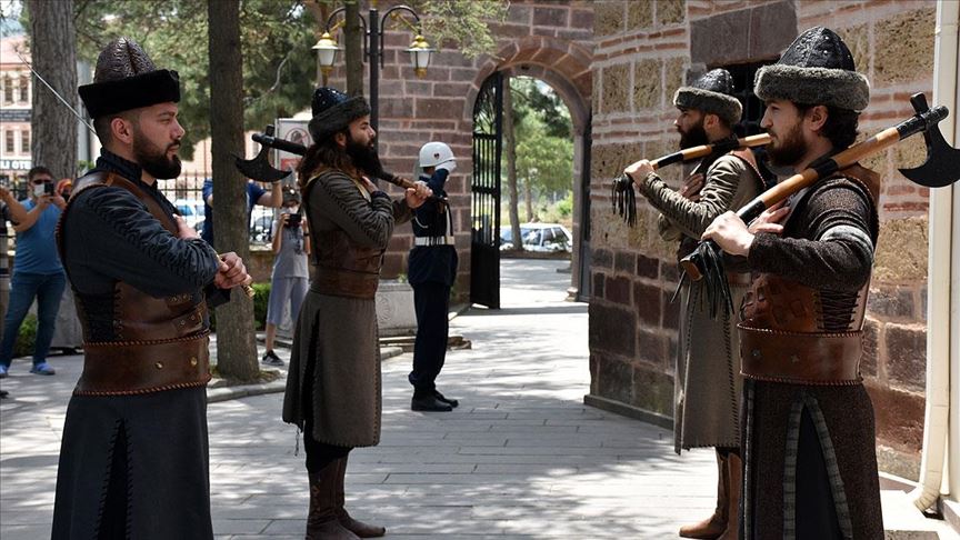 Ertuğrul Gazi Türbesi'ndeki 'Saygı Nöbeti' yeniden başladı