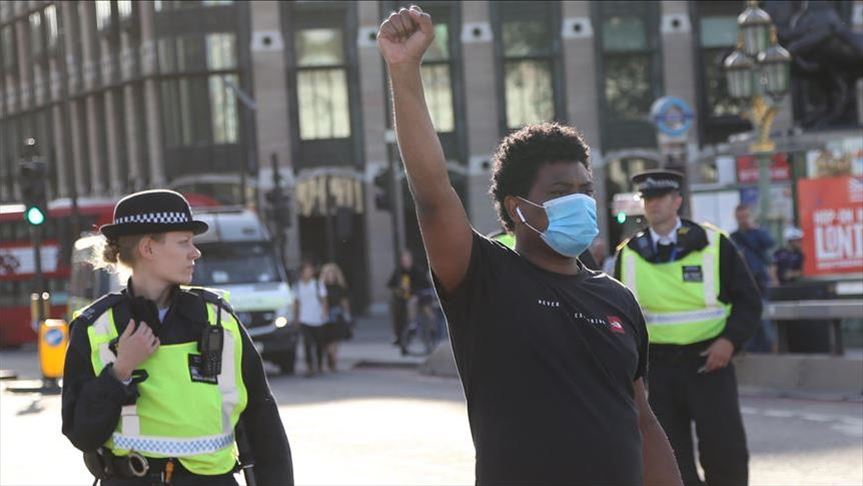 Lëndohen 15 policë në përleshjet në jug të Londrës