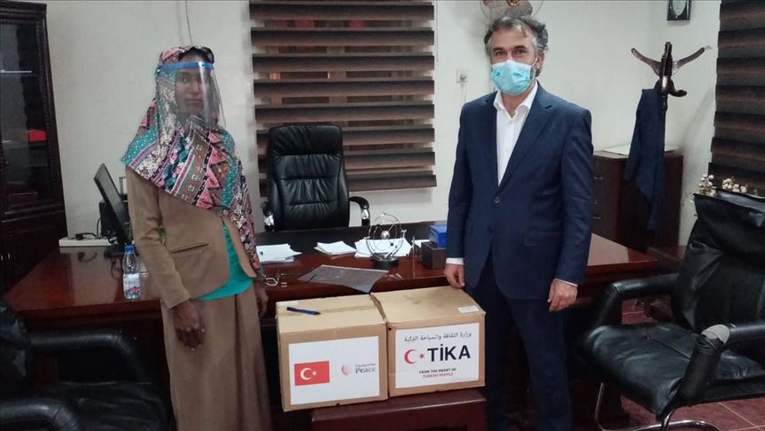 TİKA'nın ürettiği siperlikli maskeler Sudan Sağlık Bakanlığına teslim edildi