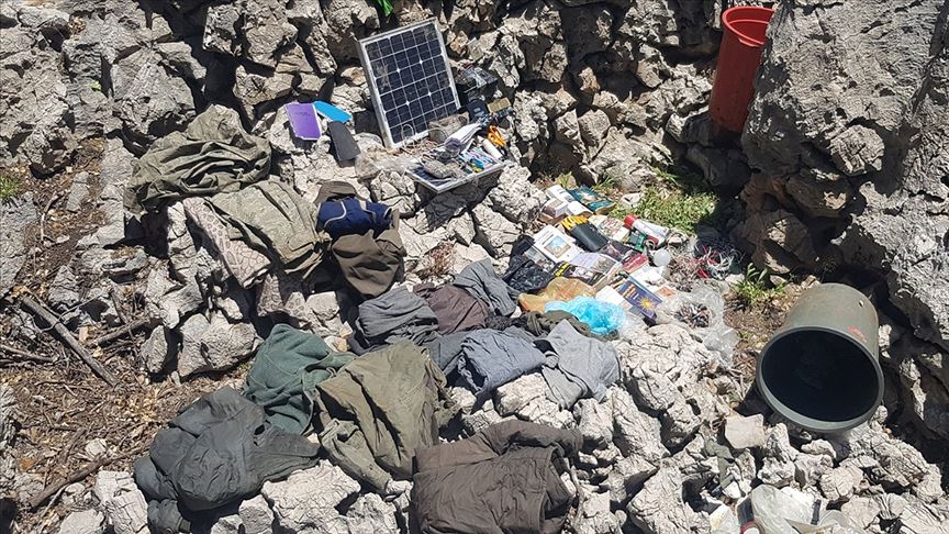 PKK'nın kış üslenmesi için hazırladığı sığınakların yerini yakalanan terörist deşifre etti