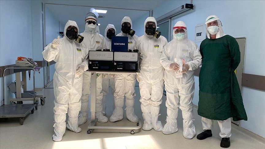 Doctors use Turkish ray therapy on COVID-19 patient