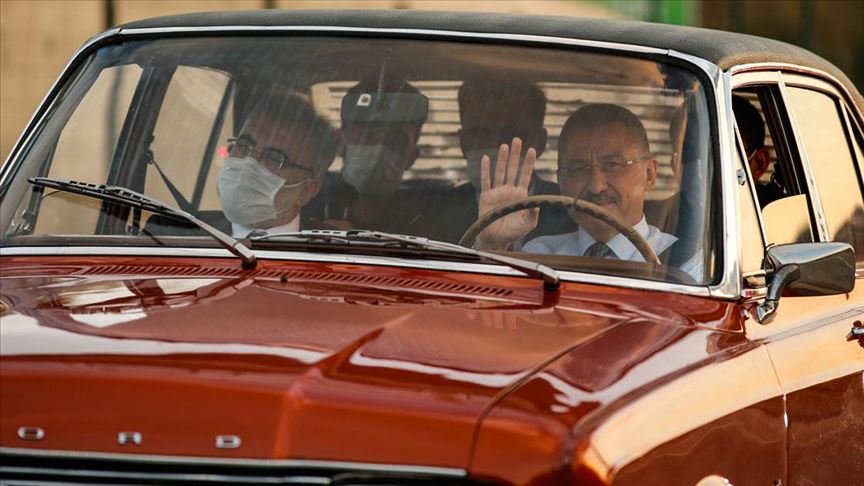 Cumhurbaşkanı Yardımcısı Fuat Oktay klasik otomobil kullandı
