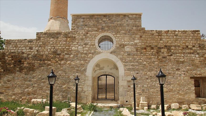 Taç kapısıyla ünlü asırlık cami, süslemeleriyle de dikkati çekiyor 