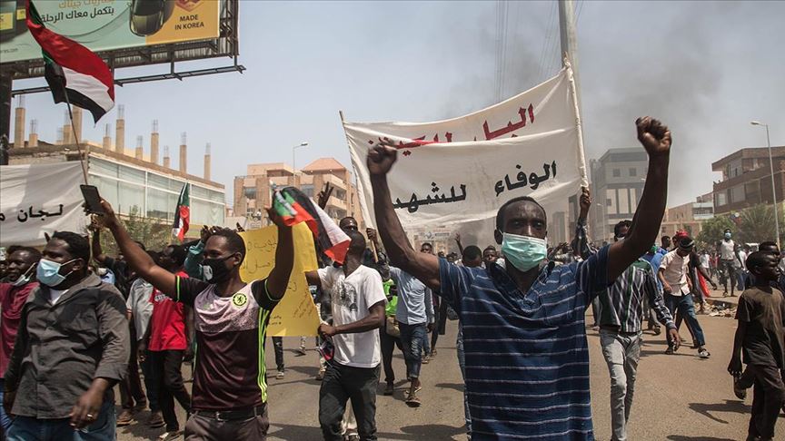 Sudan'da binlerce eylemci 'devrimin gidişatının düzeltilmesi' talebiyle sokaklara indi