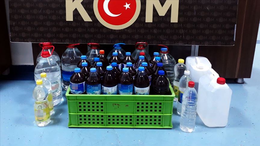 Adana'da imalathaneye dönüştürülen evde 1575 litre sahte içki ele geçirildi