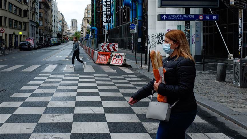 Living under epidemics sows distrust in political institutions