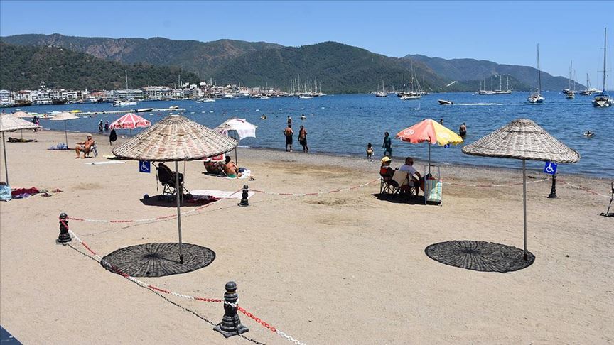 Marmaris Halk Plajı'nda mavi bayraklar dalgalanmaya başladı
