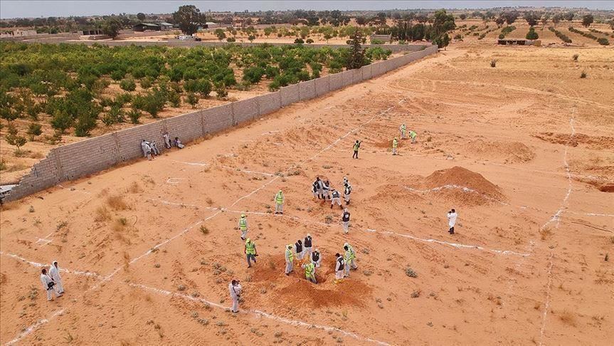 Se han encontrado 208 cuerpos en las fosas comunes dejadas por Haftar en Libia