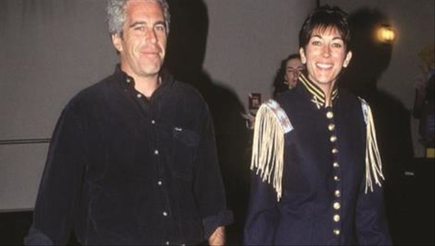 Detienen a expareja de Jeffrey Epstein por cargos de abuso
