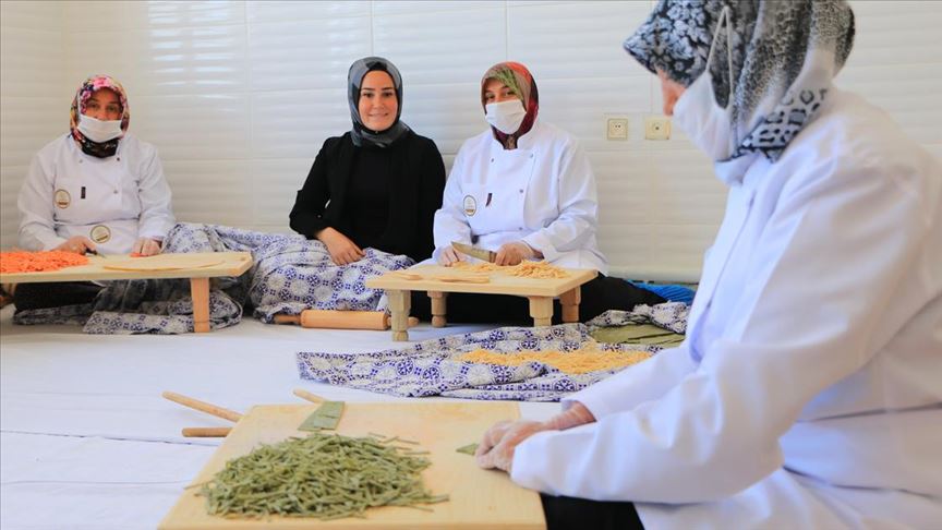 Gülağaçlı kadınların üretimleri hemcinsi kaymakam öncülüğünde pazara çıktı