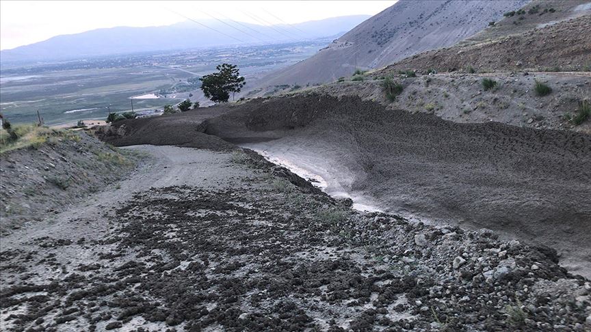 Erzincan'da sağanak nedeniyle taşan dere hasara yol açtı