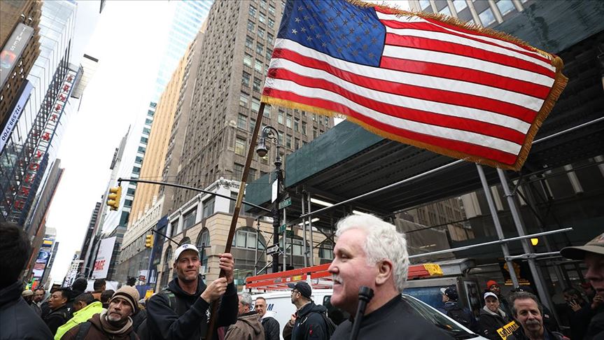 Economía de EEUU recupera 4,8 millones de trabajos y el desempleo baja al 11,1%