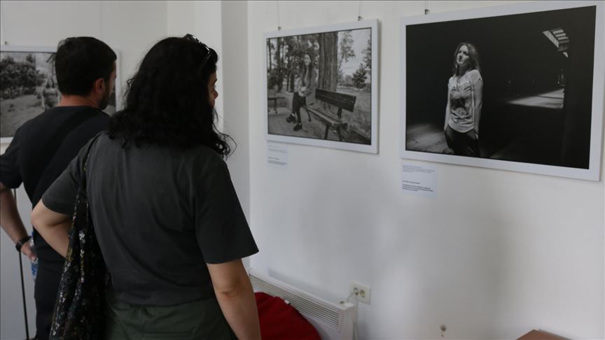 Priština: Otvorena izložba fotografija “Dnevnici depresije”