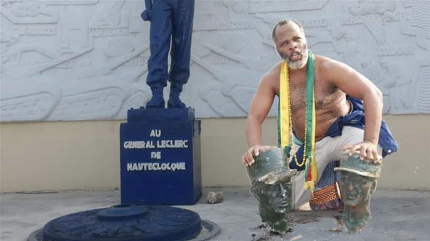 El activista de Camerún que derriba estatuas y símbolos del colonialismo en su país 
