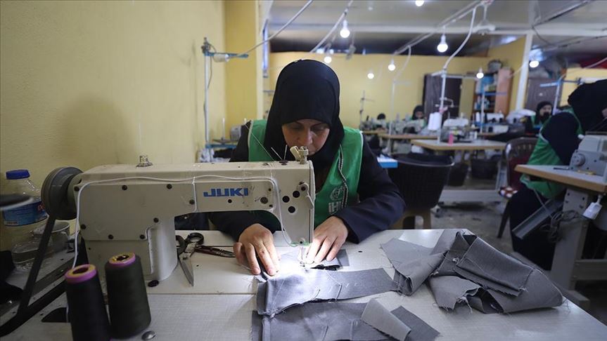 Viudas de la guerra en Siria confeccionan ropa para huérfanos en el país