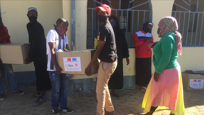 "تيكا" التركية توزع مساعدات غذائية في بوتسوانا