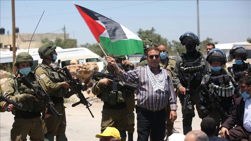 Manifestantes palestinos se enfrentan con el Ejército israelí en Cisjordania