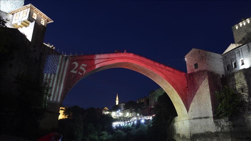 Mostar: Stari most u bojama SAD-a
