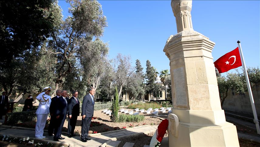 أكار وغولر يزوران مقبرة الشهداء الأتراك في مالطا