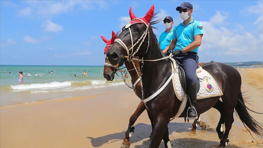 İstanbul'da Atlı Jandarma Timi sahillerde uygulama yaptı 