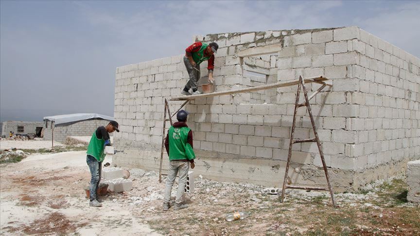 "İHH" التركية تكمل بناء 7 آلاف منزل مؤقت للنازحين بإدلب
