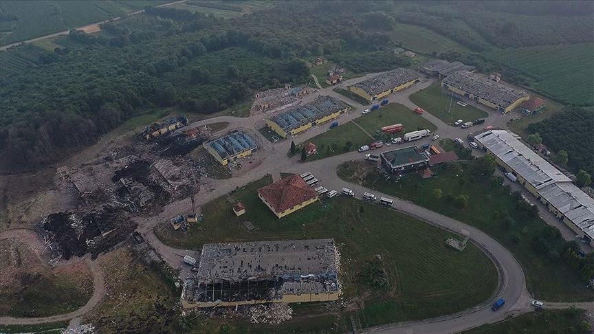 Sakarya'da patlama olan havai fişek fabrikasındaki arama kurtarma çalışmalarına tekrar başlandı