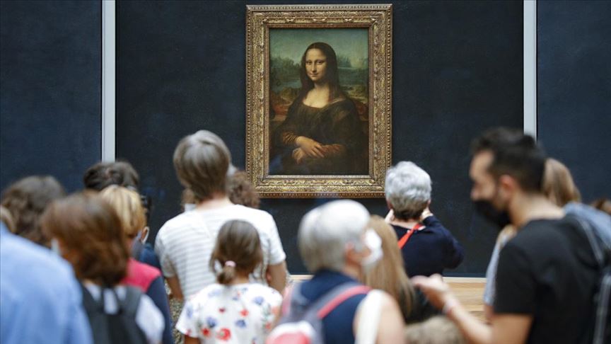 Paris'teki Louvre Müzesi 3,5 ay aradan sonra yeniden açıldı
