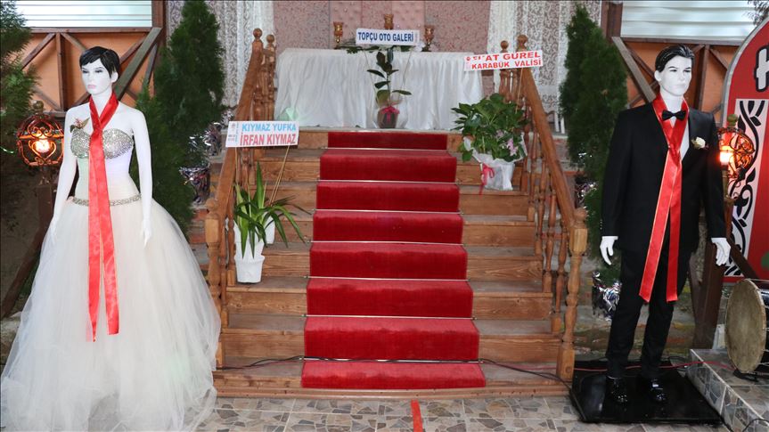 تركيا.. مجسمان بدلا من العروسين لقبول نقوط الزفاف
