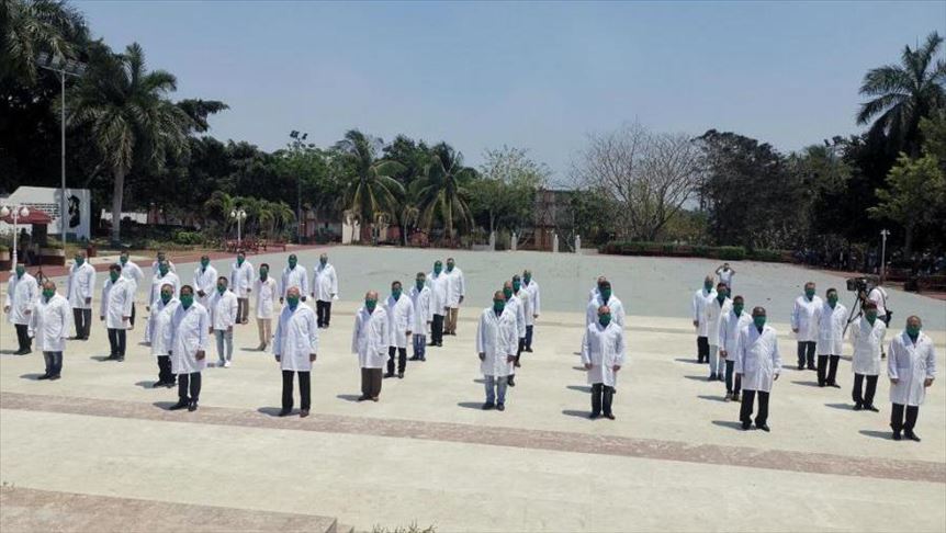 Más de 100 médicos cubanos viajan a África para atender pacientes con COVID-19