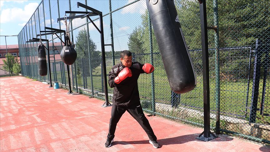 Milli boksörler yumruklarını açık havada 'sosyal mesafeli' sallayacak