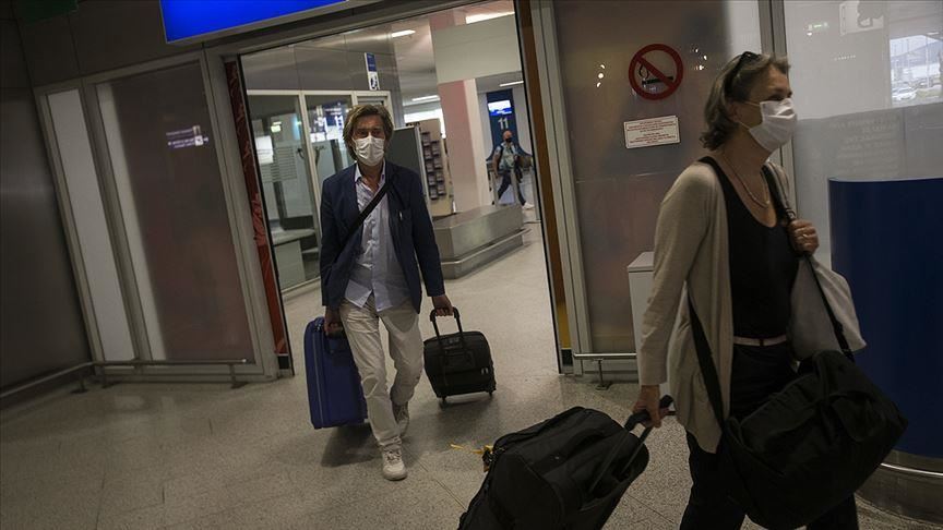 Greece: Tourists cause concern, virus cases rise