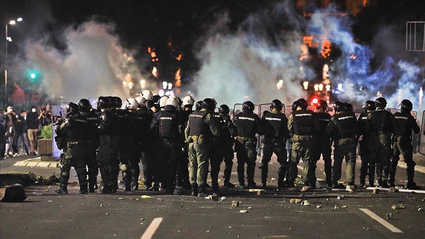 Sırbistan'da hükümetin yeni Kovid-19 tedbirleri protesto edildi