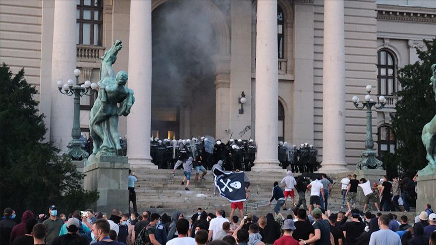 Protesti u Beogradu: Više povrijeđenih tokom intervencije policije pred Skupštinom Srbije 