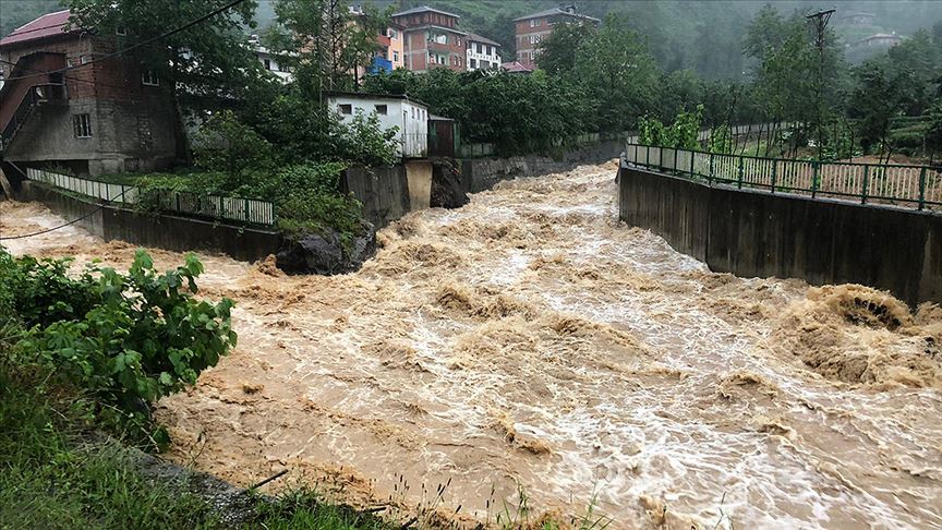 Trabzon'da şiddetli yağış heyelan ve taşkınlara yol açtı