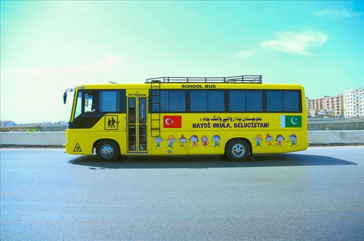 "تيكا" التركية تقدم حافلة لإحدى المدارس الباكستانية