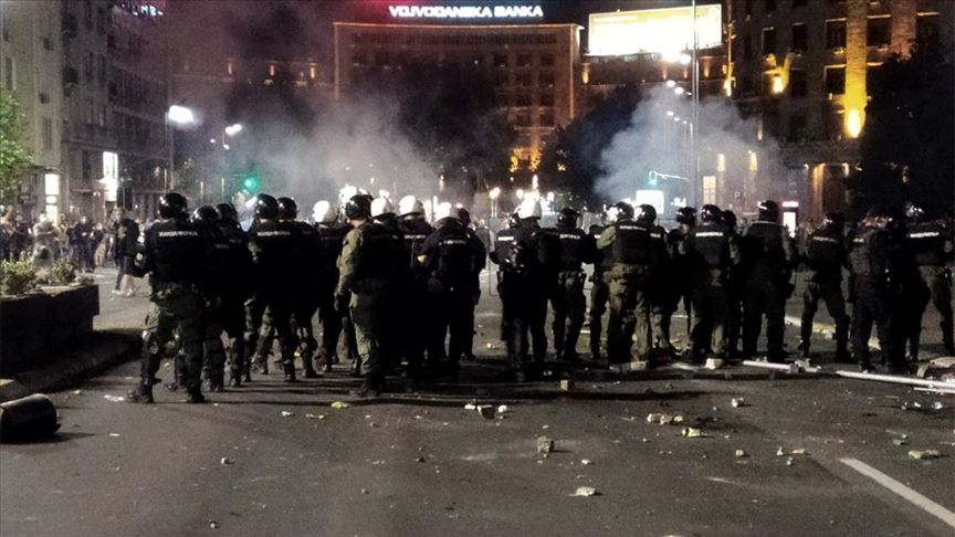 Beograd: Treći pokušaj ulaska u Skupštinu Srbije, bačen suzavac, letele baklje i kamenje 