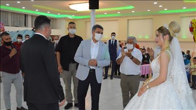 عهنتاب..گرتنهبهری رێوشوێنهكانی خۆپارێزی له كۆرۆنا له ئاههنگهكانی هاوسهرگیریدا
