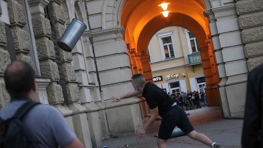 Протести во Нови Сад: Оштетени зградата на РТВ Војводина, просториите на СНП