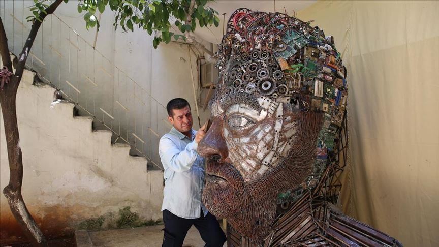 Турски уметник претвора старо железо во мозаични скулптури