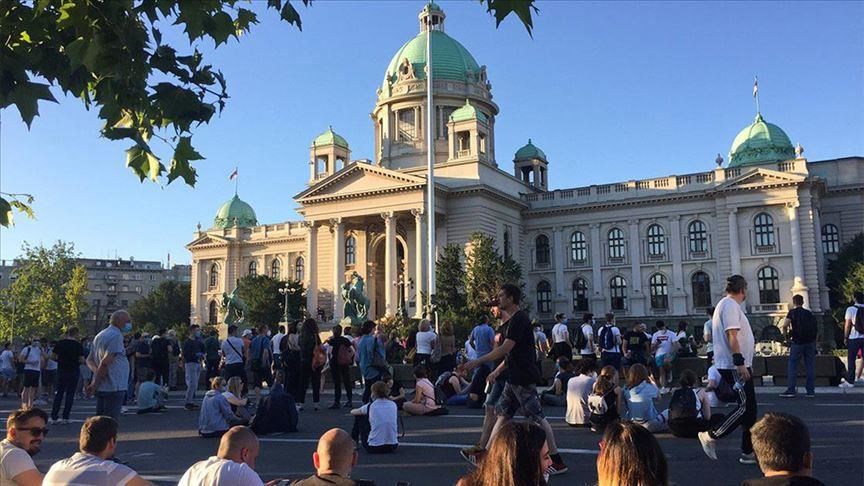 Белград: Граѓаните трета вечер протестираат пред Собранието на Србија