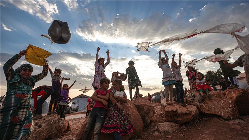 بادبادک‌بازی کودکان سوری در سایه آتش بس