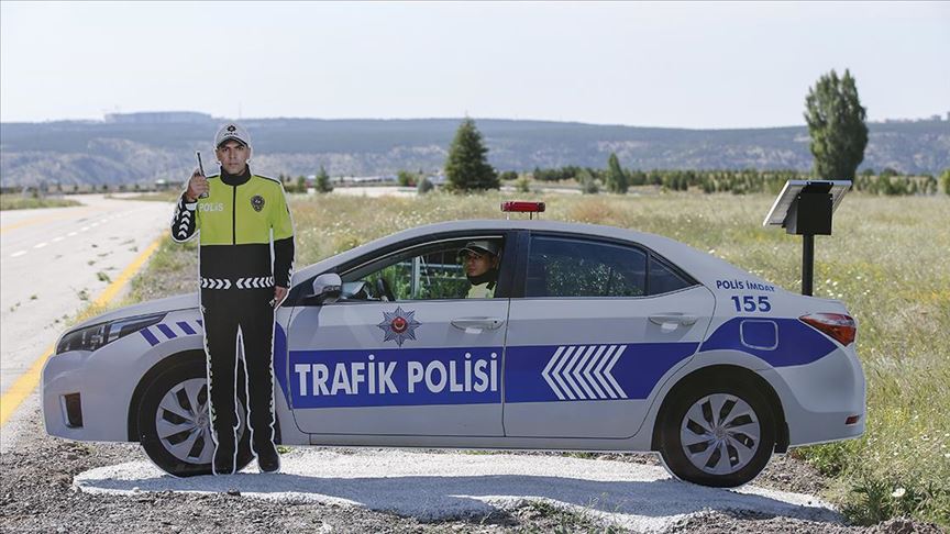 Kara yollarında maket/model trafik polisi dönemi