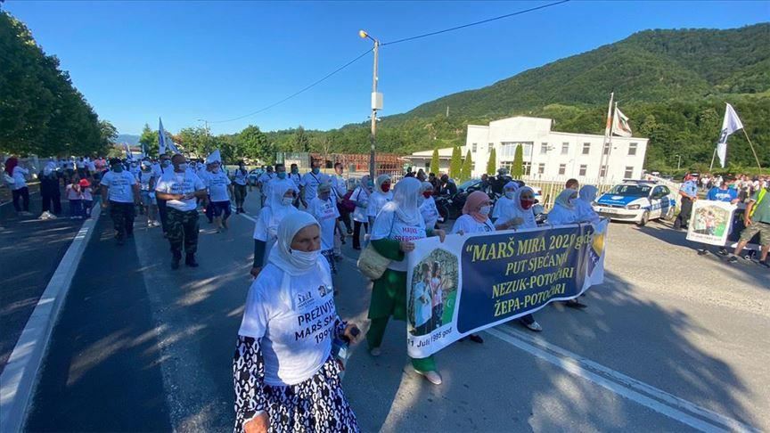 Мајките од Сребреница ги предвода учесниците на „Маршот за мир“ влегувајќи во Поточари