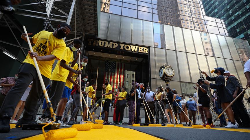 Ciudadanos de Nueva York pintan mural con frase 'Black Lives Matter' frente a la Torre Trump