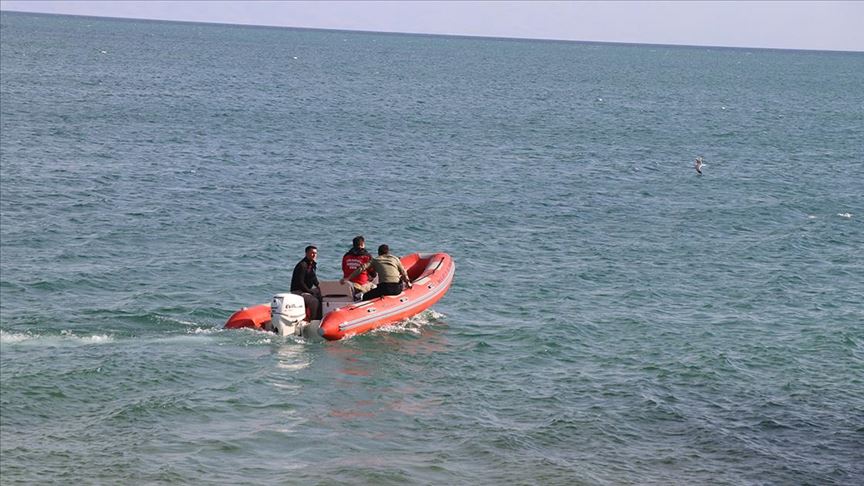 Van Gölü'nde batan teknedeki cesetlerin çıkarılması çalışmaları yeniden başladı 