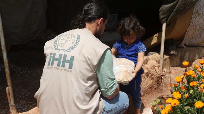 "الإغاثة الإنسانية" التركية توزع 78 مليون رغيف خبز في إدلب